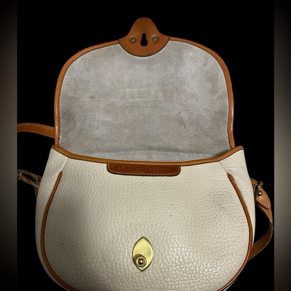 Elegant Cream and Tan Leather Shoulder Bag - Picture 7 of 9